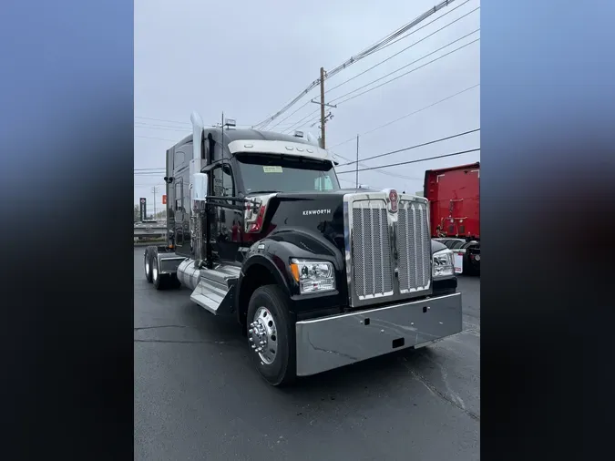 2025 Kenworth W990