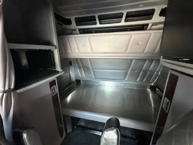 2022 Peterbilt 389
