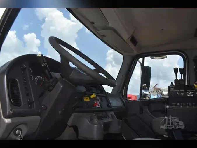 2005 FREIGHTLINER BUSINESS CLASS M2 106