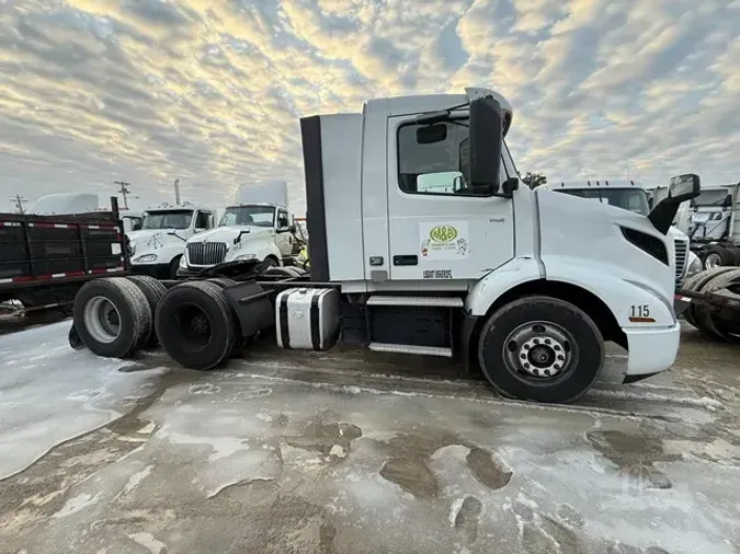 2018 VOLVO VNR64T300