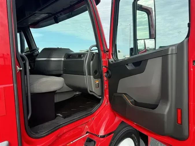 2020 VOLVO VNR300