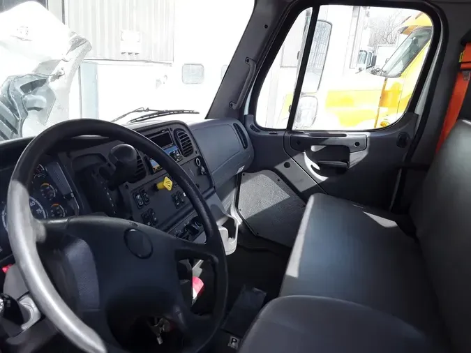 2020 FREIGHTLINER/MERCEDES M2 106