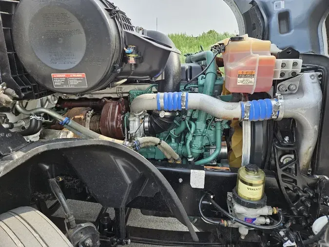 2024 VOLVO VNL64T760