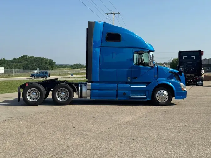 2017 VOLVO VNL64T670