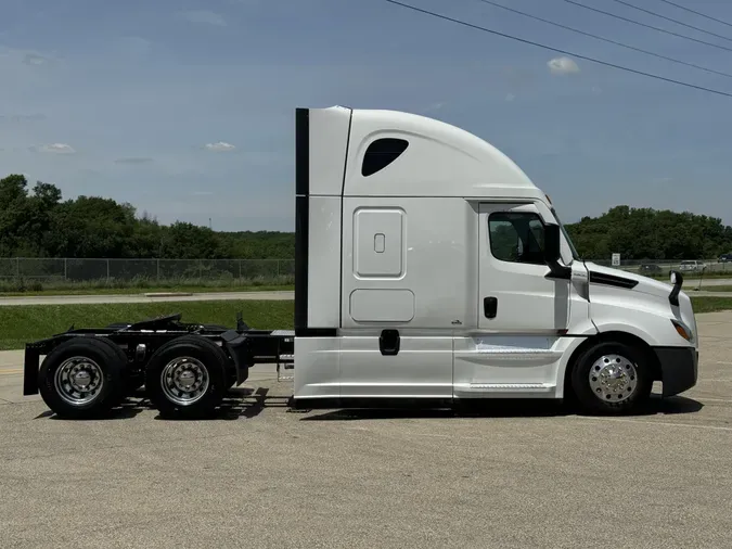 2022 FREIGHTLINER Cascadia 126