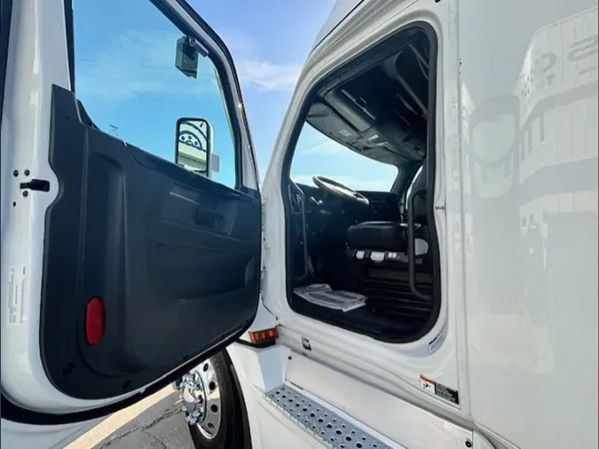 2023 Freightliner Cascadia 126