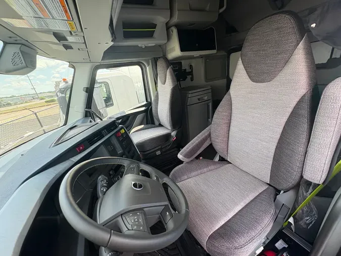 2026 VOLVO TRUCK VNL64TV04