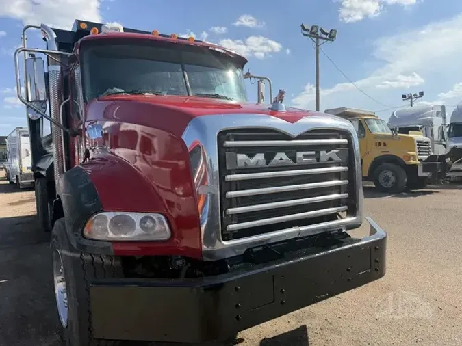 2010 MACK GRANITE GU813