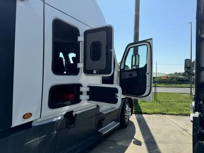 2020 Freightliner Cascadia 126