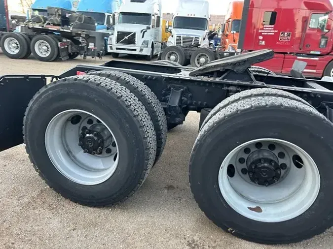 2021 VOLVO VNR64T300