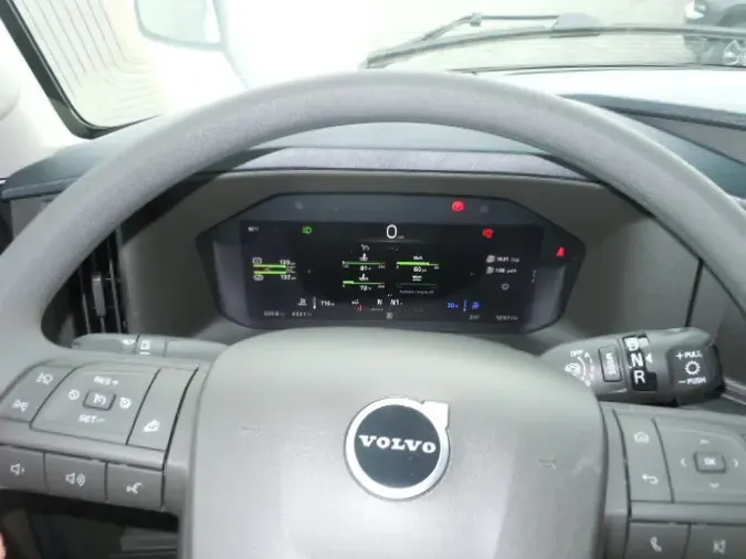 2025 VOLVO VNL64Tv04