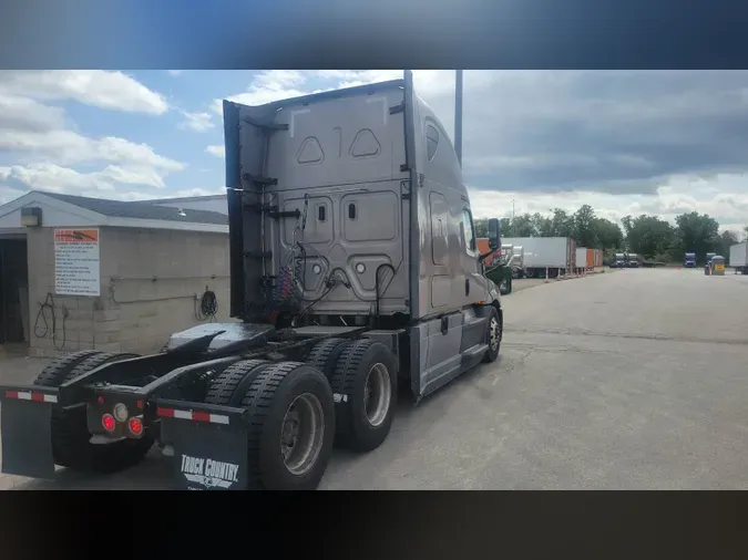 2020 Freightliner Cascadia 126