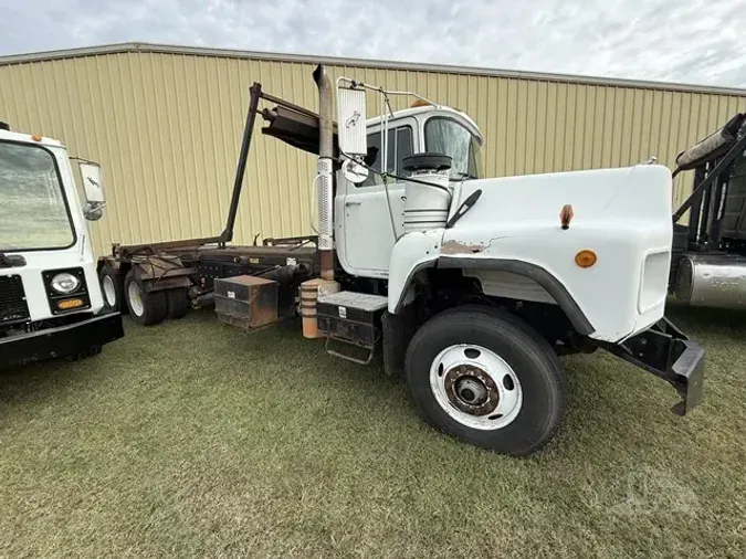 2002 MACK DM690S