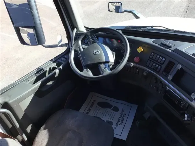 2019 VOLVO VNL760