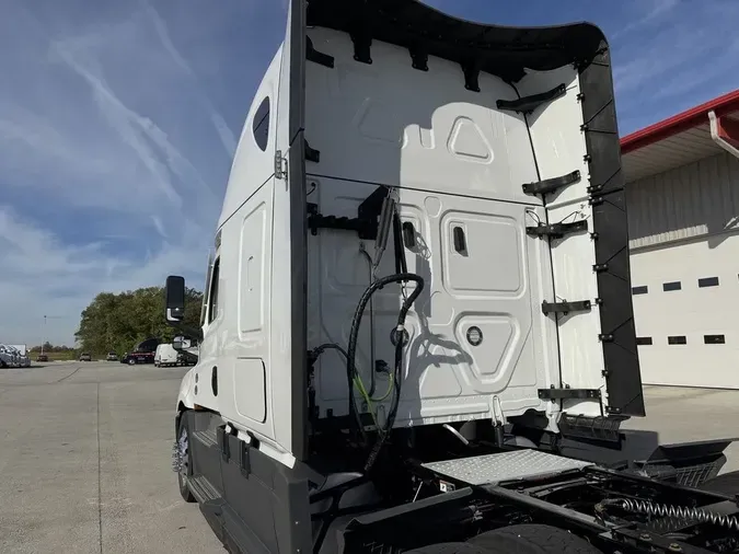 2025 Freightliner Cascadia 126