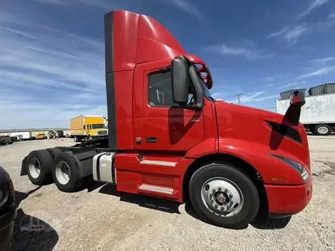2021 VOLVO VNR64T300