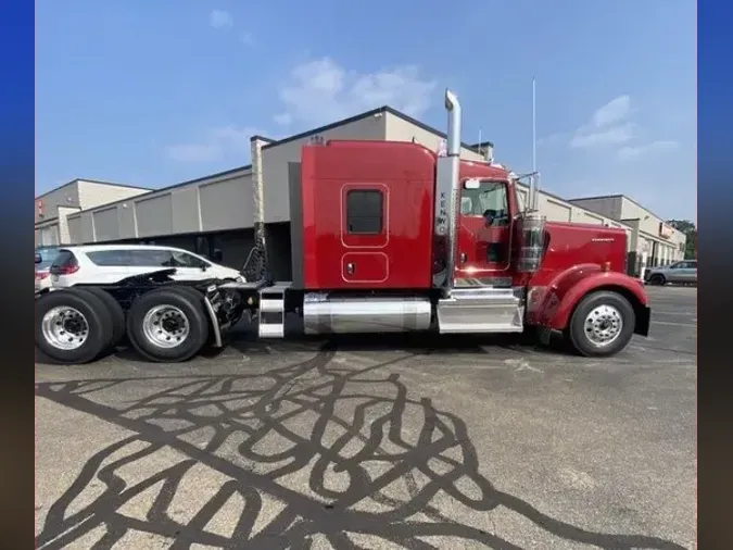 2025 Kenworth W900