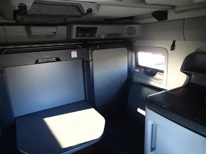 2025 VOLVO VNL64T860