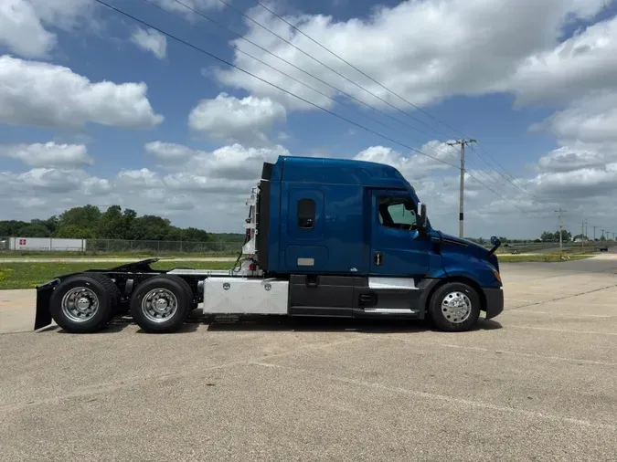 2021 FREIGHTLINER Cascadia 126