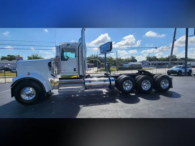 2025 Kenworth W900B