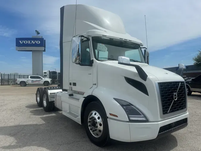 2025 VOLVO VNR64T300