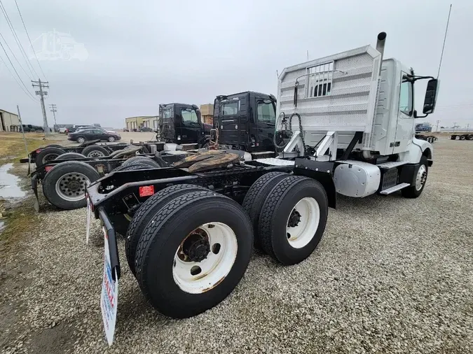 2016 VOLVO VHD64FT200