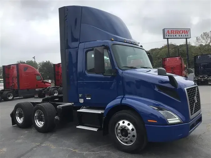 2020 VOLVO VNR300