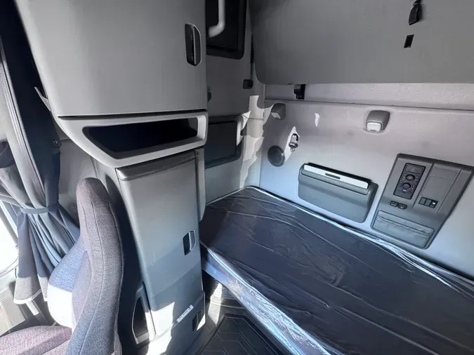 2019 VOLVO VNL64T760