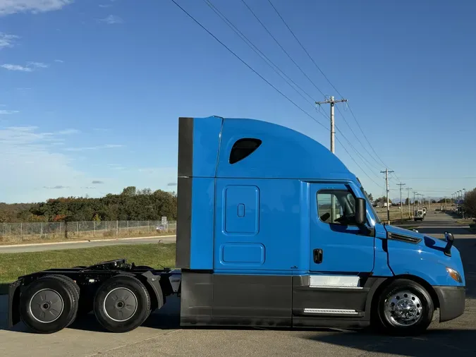 2021 FREIGHTLINER Cascadia 126