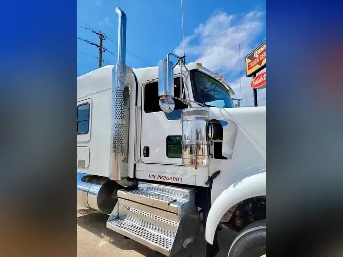 2023 Kenworth W900