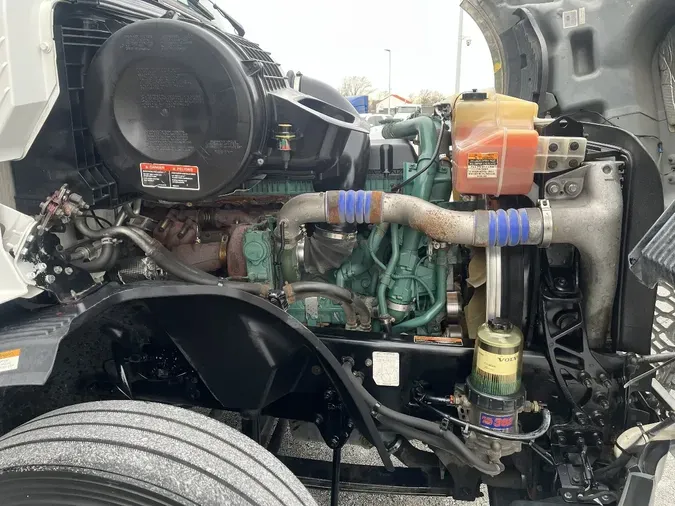 2021 VOLVO VNL64T760