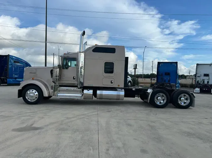 2022 Kenworth W900L