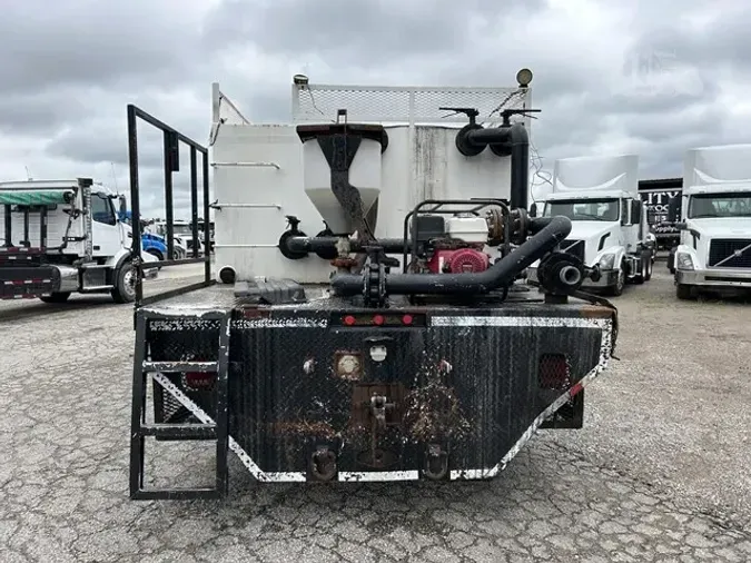 2010 PETERBILT 384