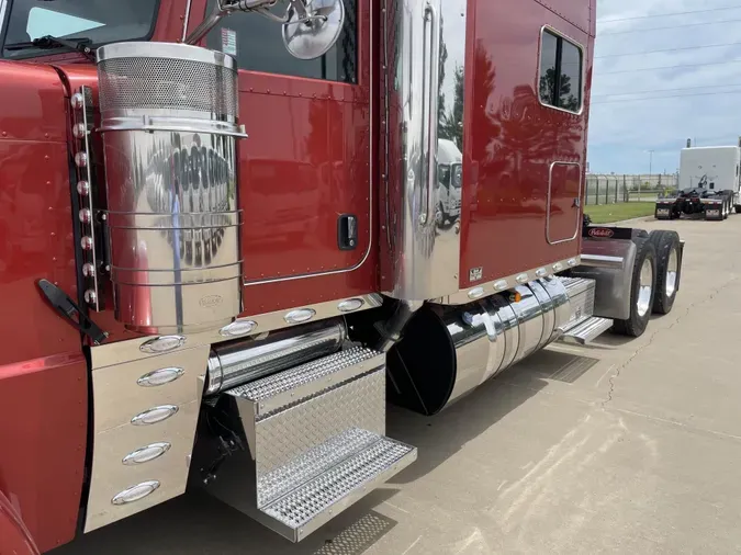 2023 Peterbilt 389