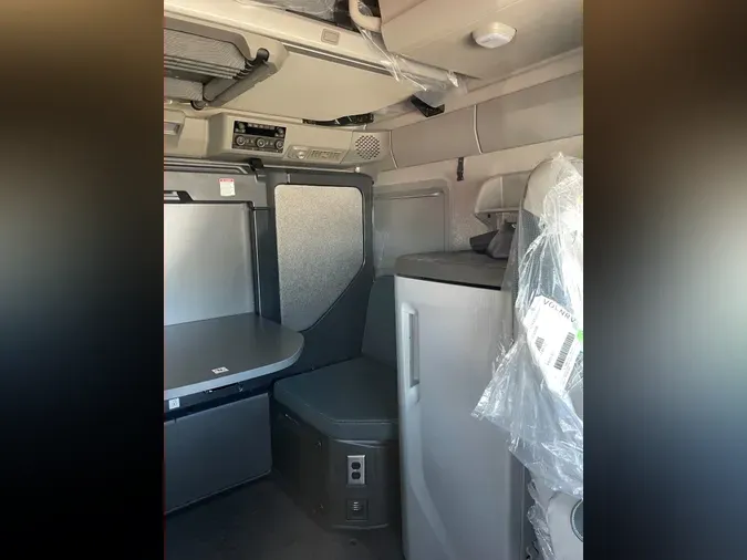 2025 VOLVO VNL64T860