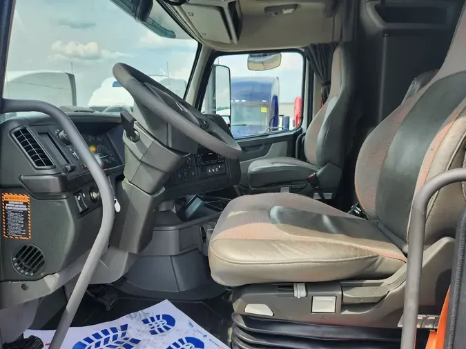 2023 VOLVO VNL64T740
