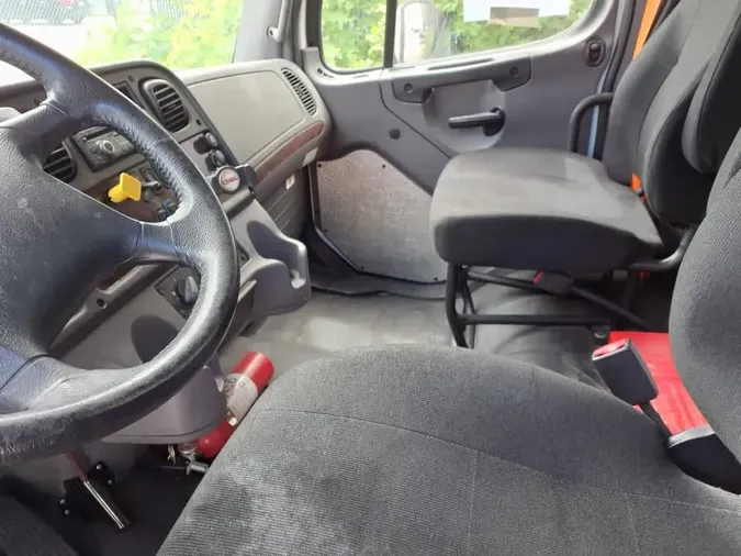 2017 FREIGHTLINER M2 106