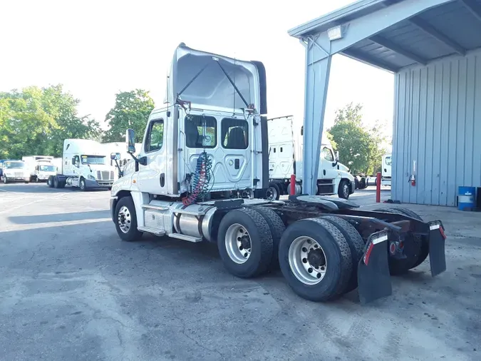 2016 FREIGHTLINER/MERCEDES CASCADIA 125