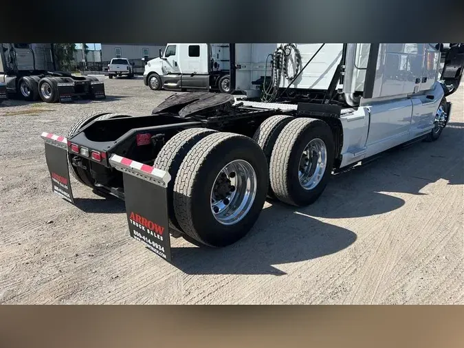 2021 VOLVO VNL860