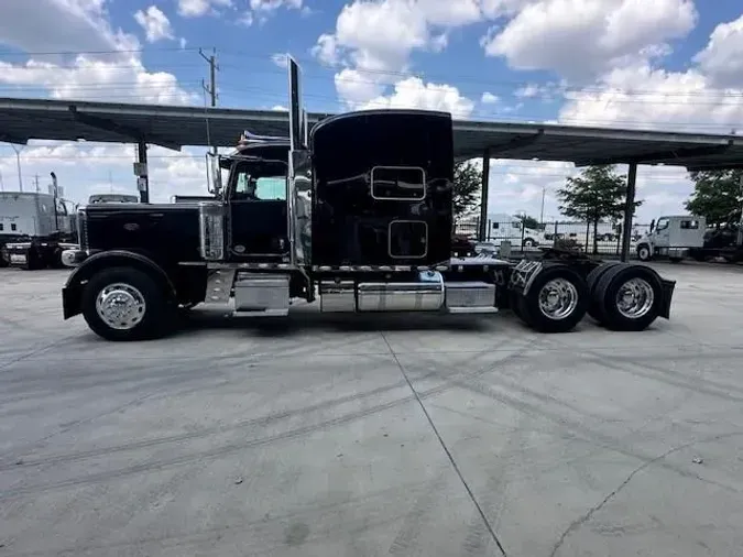 2022 Peterbilt 389