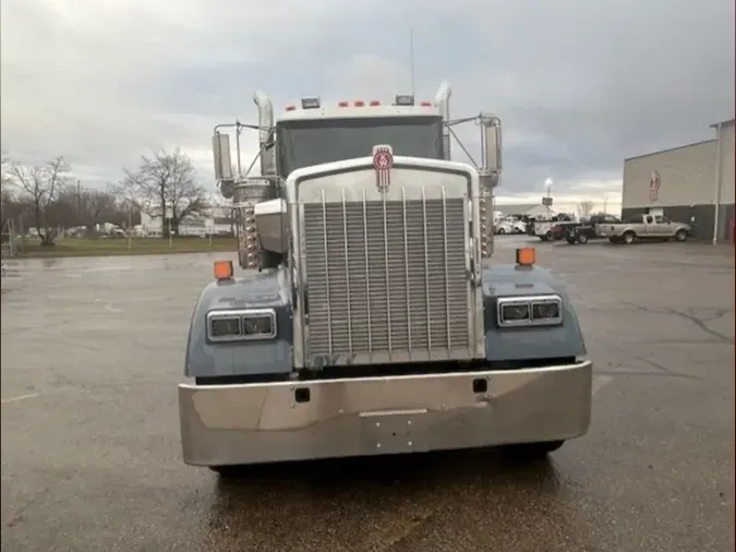 2023 Kenworth W900L