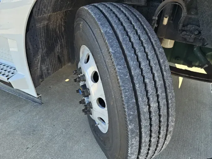 2021 VOLVO VNR64T300