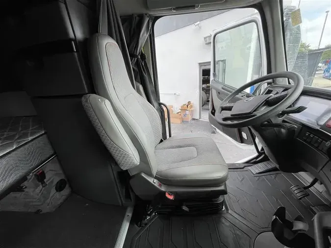 2021 VOLVO VNL860