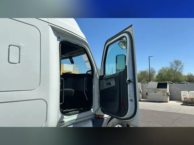 2020 Freightliner Cascadia 126