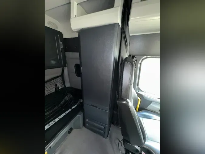 2021 FREIGHTLINER Cascadia 126