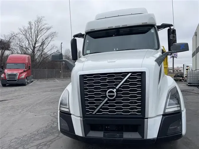 2021 VOLVO VNL740