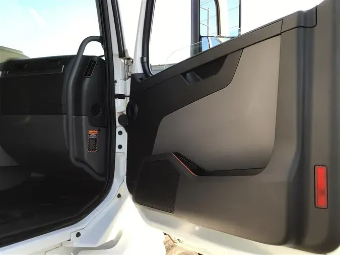 2021 VOLVO VNL760