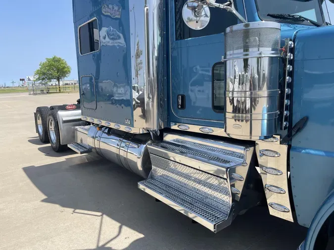 2023 Peterbilt 389