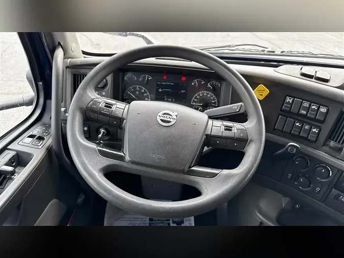 2022 VOLVO VNL760