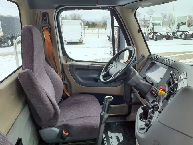 2016 FREIGHTLINER/MERCEDES CASCADIA 113